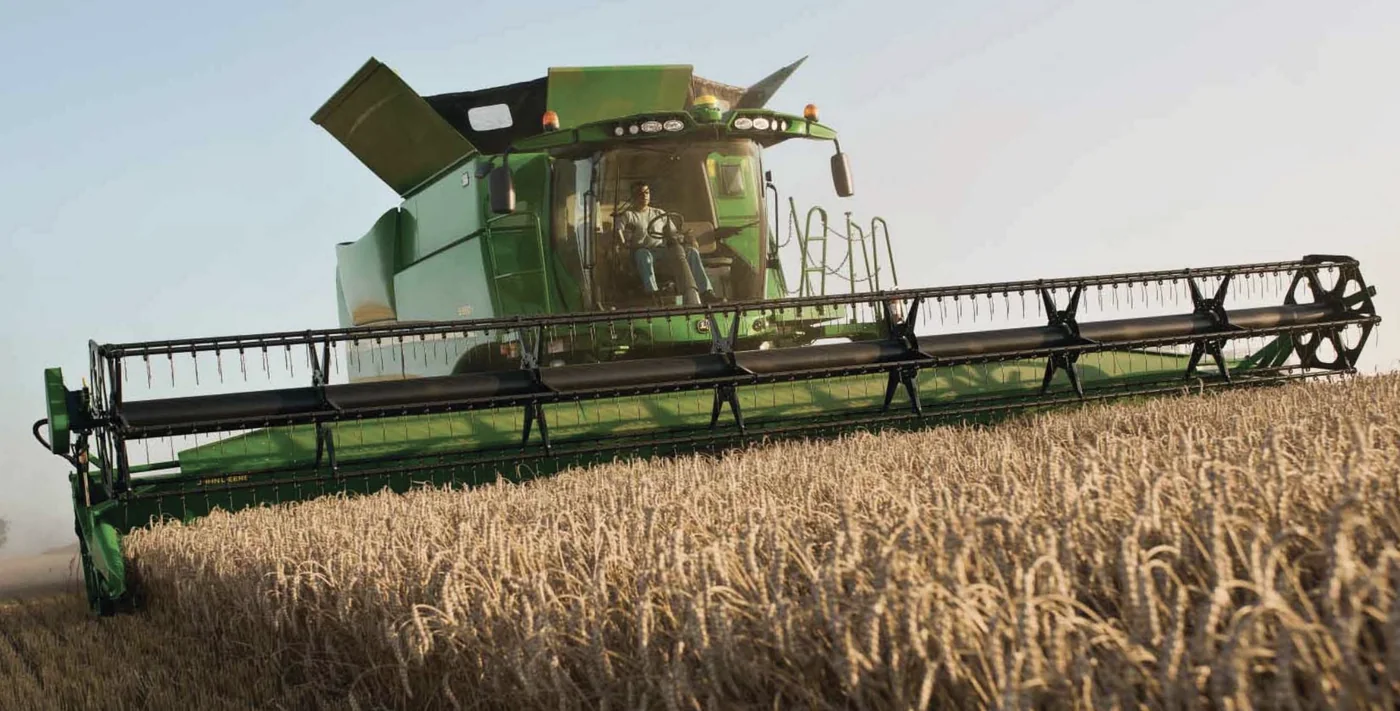 Зерноуборочный комбайн John Deere на уборке пшеницы