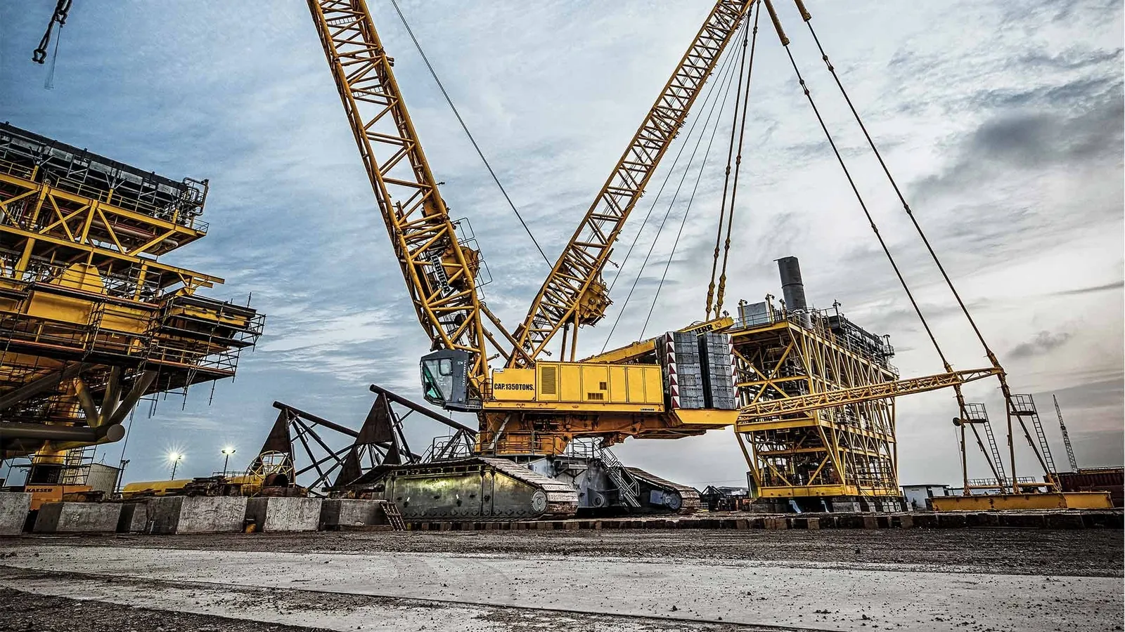 Гусеничный кран Liebherr грузоподъёмностью 1350 тонн