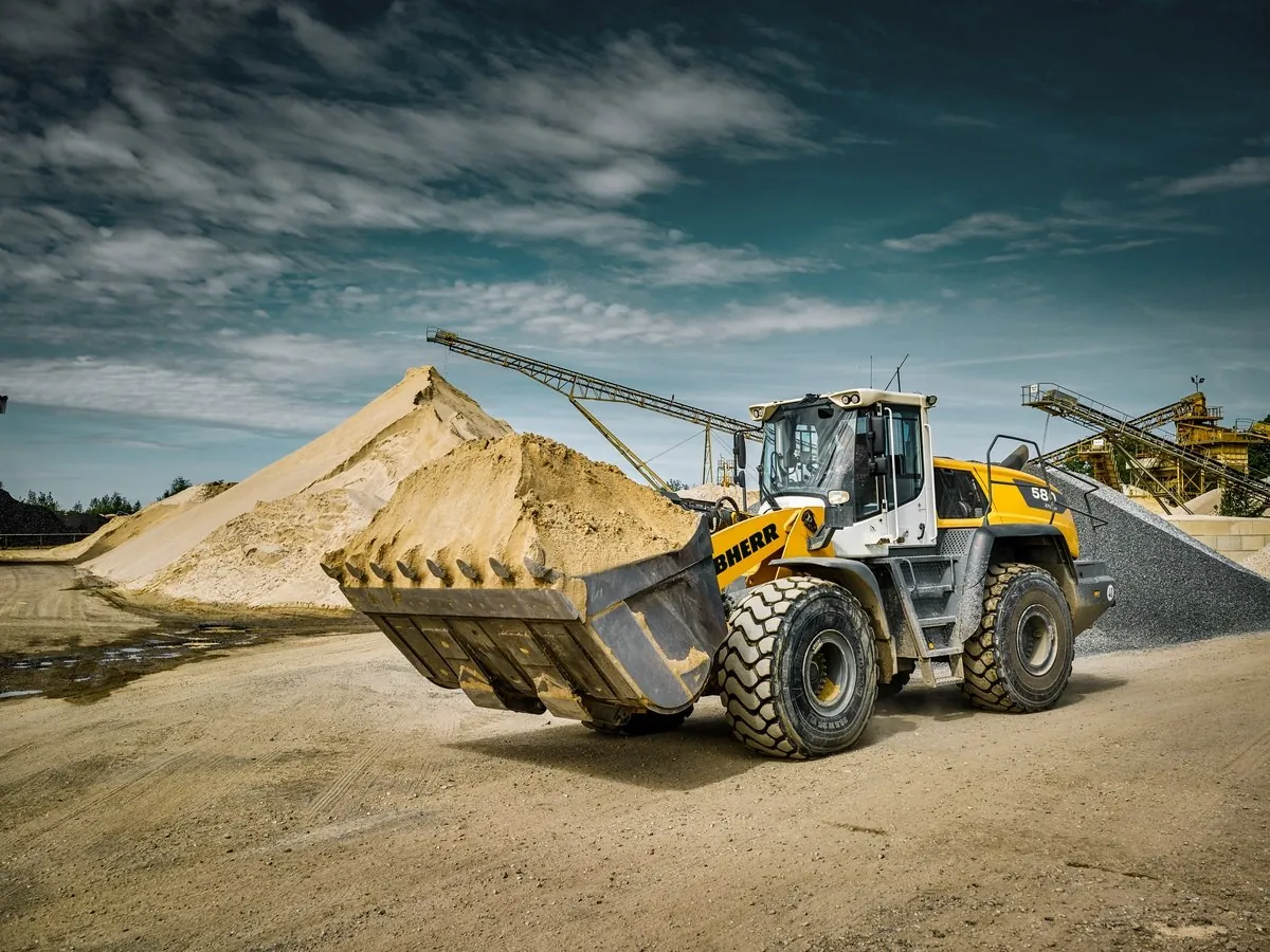 Фронтальный погрузчик Liebherr L 586 на складе инертных материалов